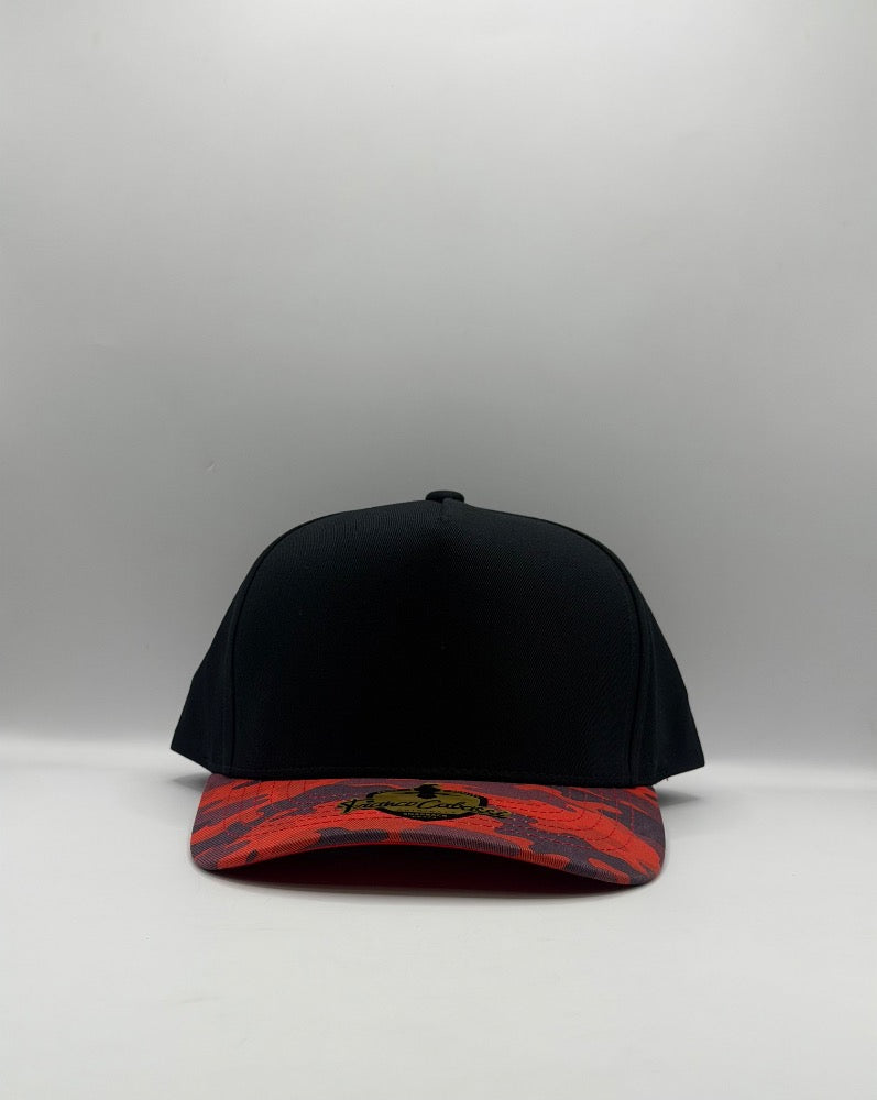 GORRA LISA NEGRA / CAMU ROJA