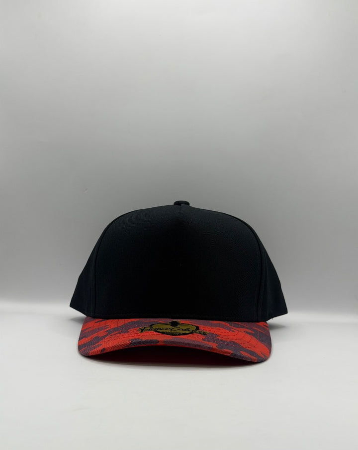 GORRA LISA NEGRA / CAMU ROJA