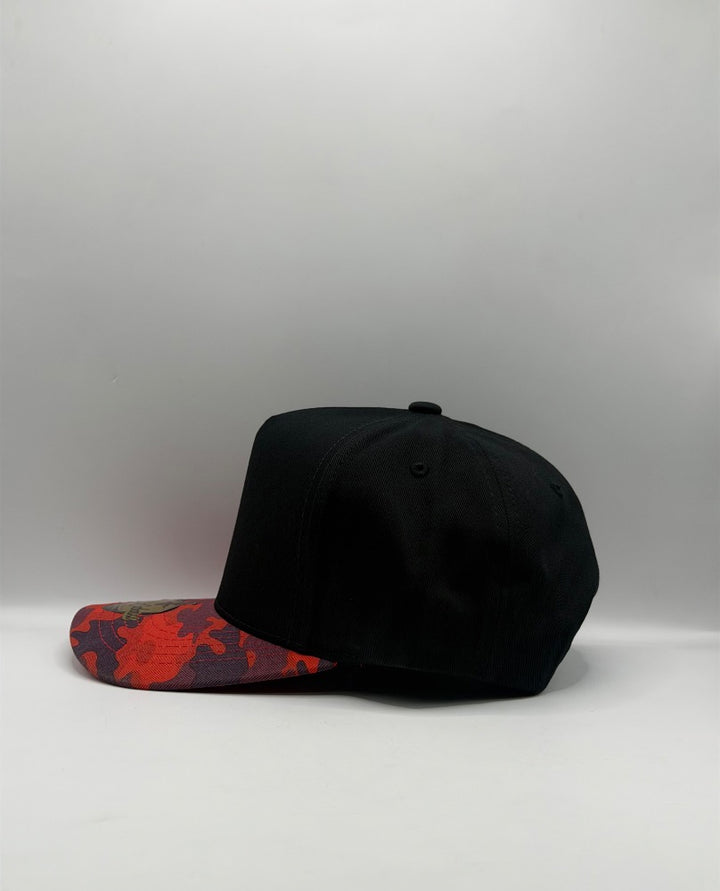 GORRA LISA NEGRA / CAMU ROJA