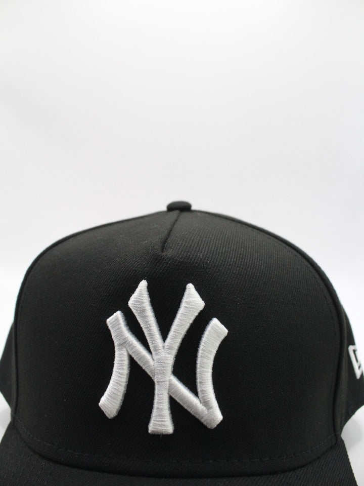 NY YANKEES BLACK/WHITE CLASSIC