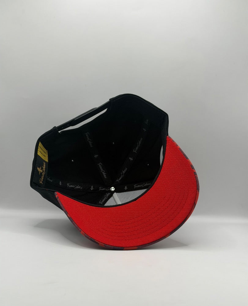 GORRA LISA NEGRA / CAMU ROJA