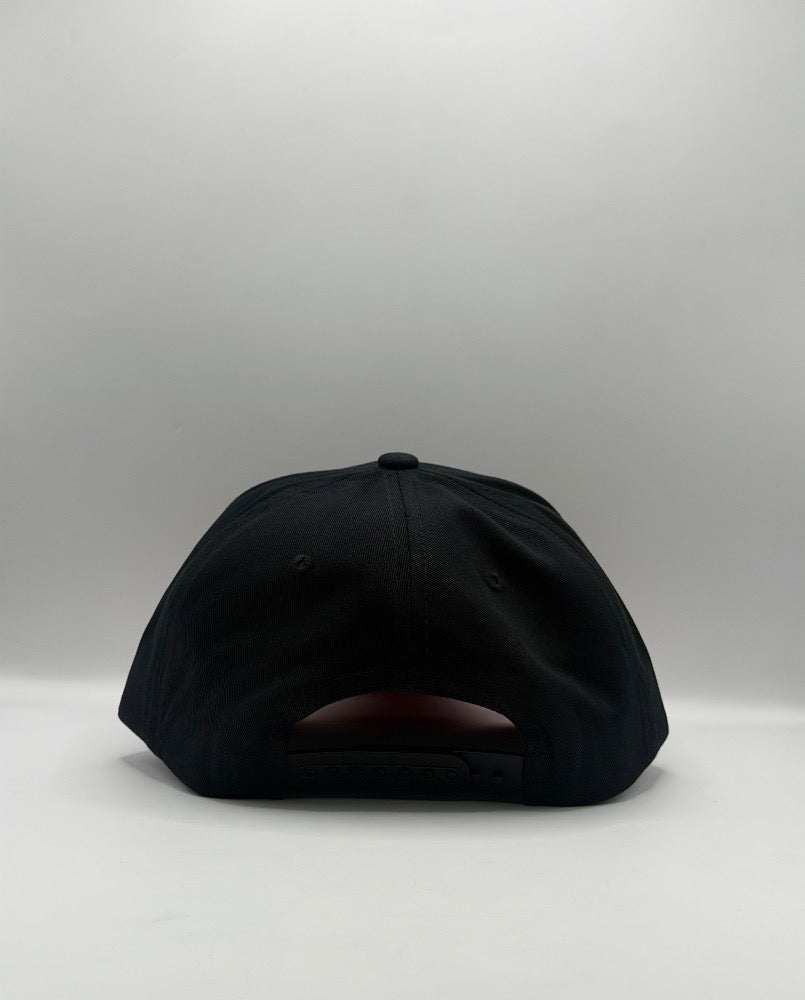GORRA LISA NEGRA / CAMU ROJA
