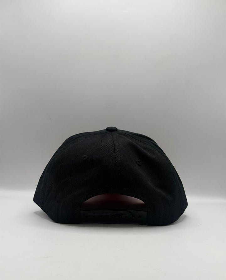 GORRA LISA NEGRA / CAMU ROJA